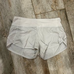 White ivviva shorts for kids. Age gap= 8-11. Short.